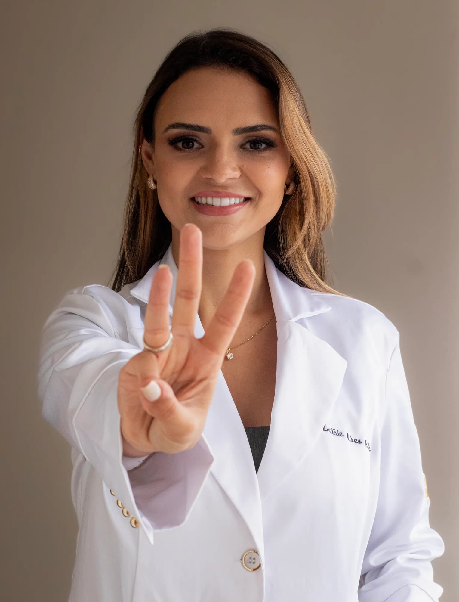 Dra. Letícia Moita durante atendimento no consultório