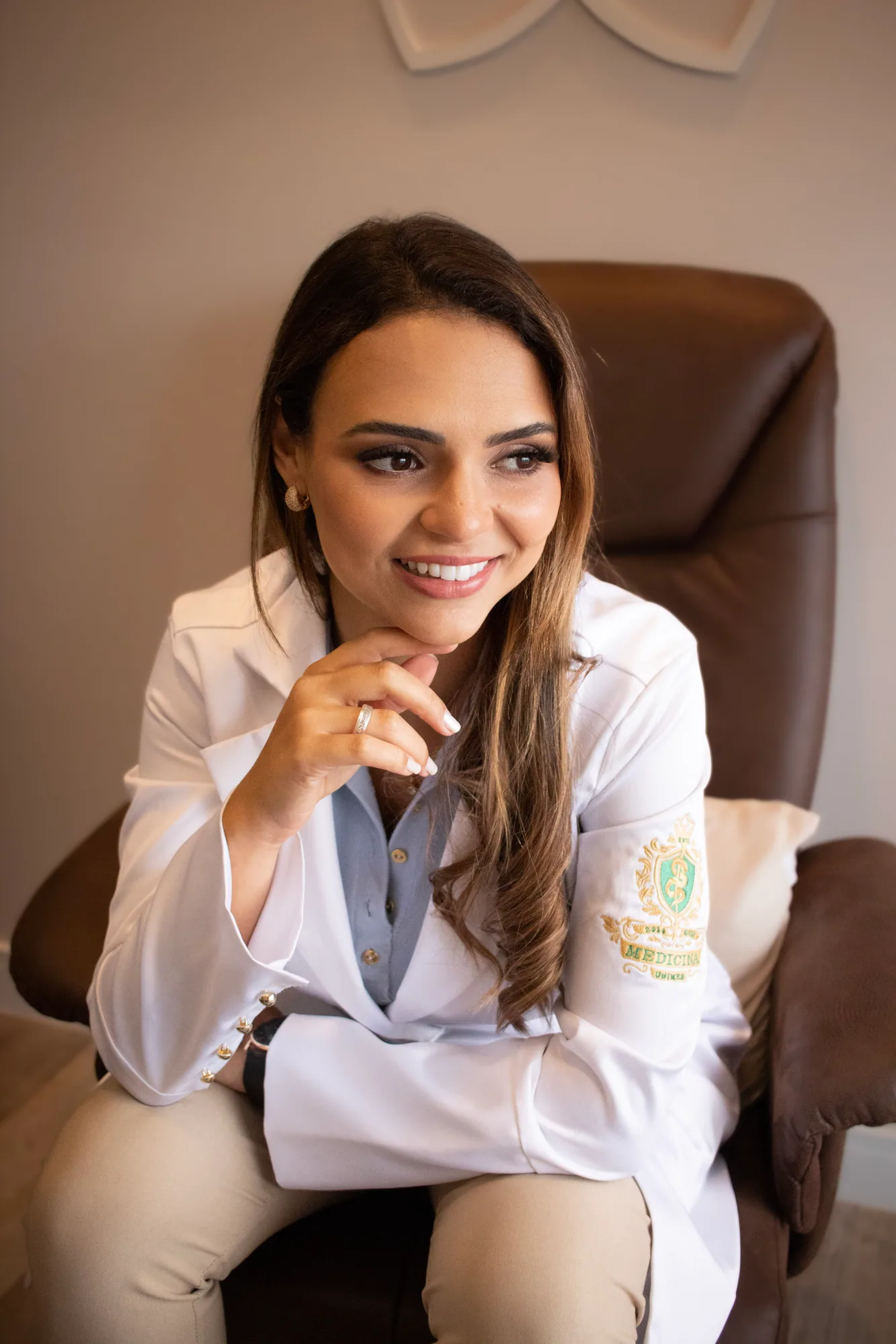 Dra. Letícia Moita durante uma conversa no consultório